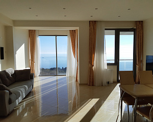 Большая квартира с видом на море