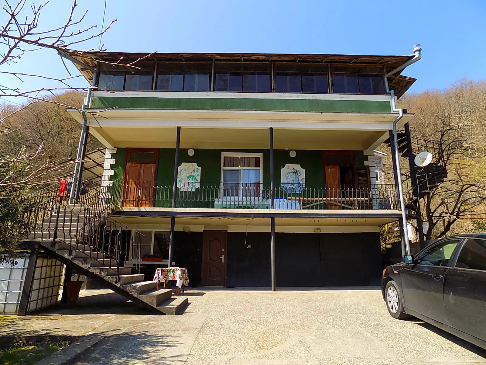 Двухэтажный дом на большом участке.