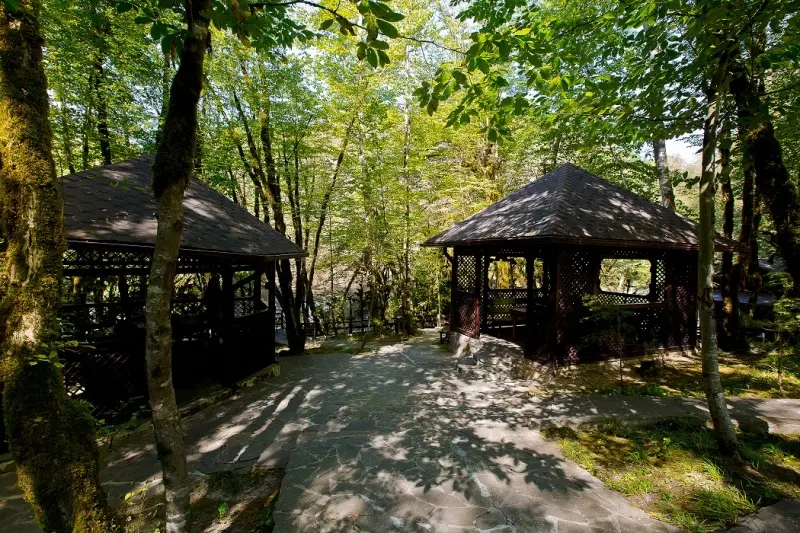 Гостиничный комплекс на берегу горной реки