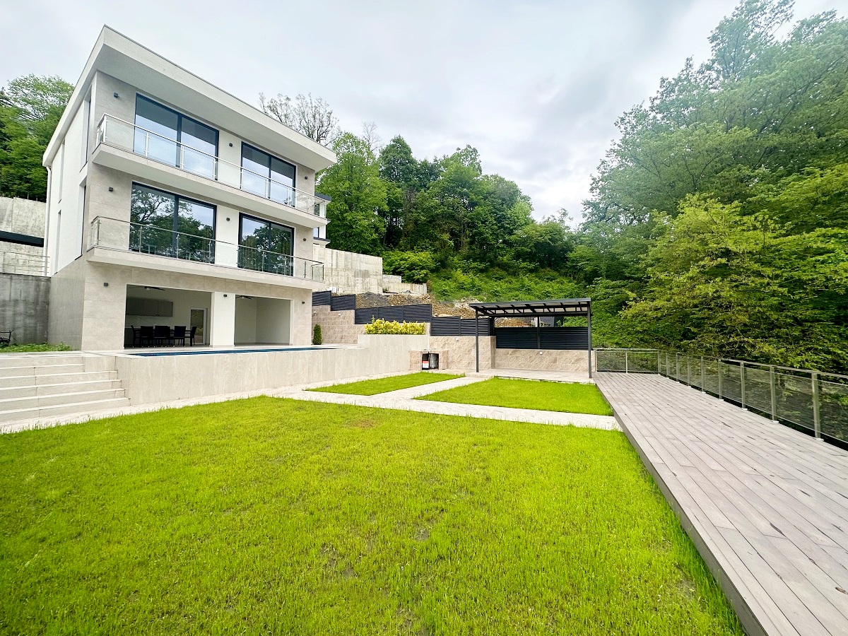 Коттедж в окружении зелени