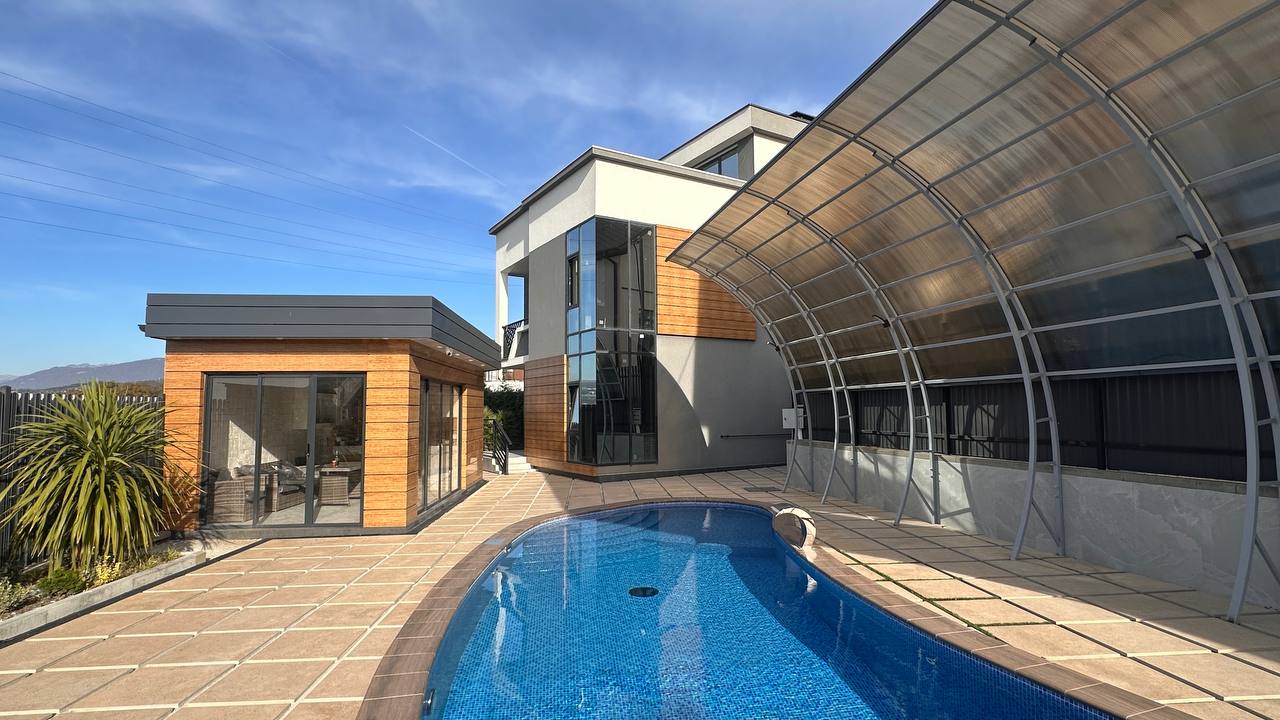 Дом с Бассейном  