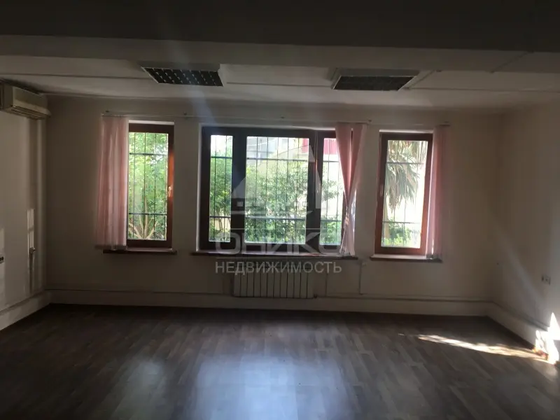 Помещение в центре Сочи под склад-магазин