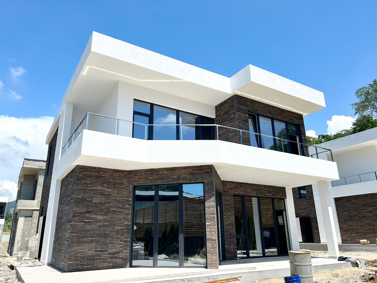 Дом у реки в окружении гор