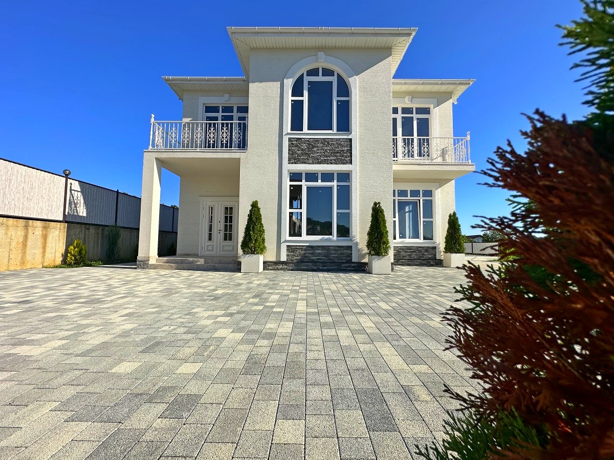 Дом с бассейном