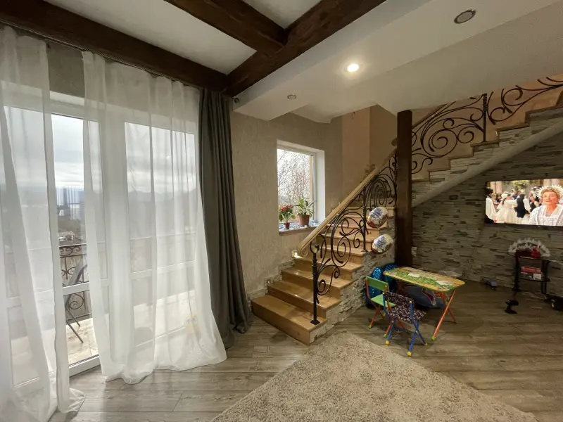 Дом с видом на море и горы