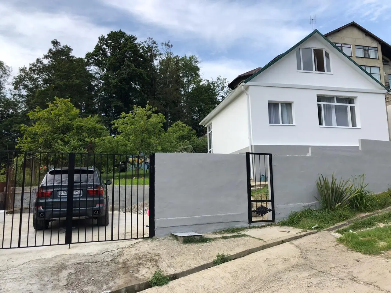 Небольшой дом на просторном участке