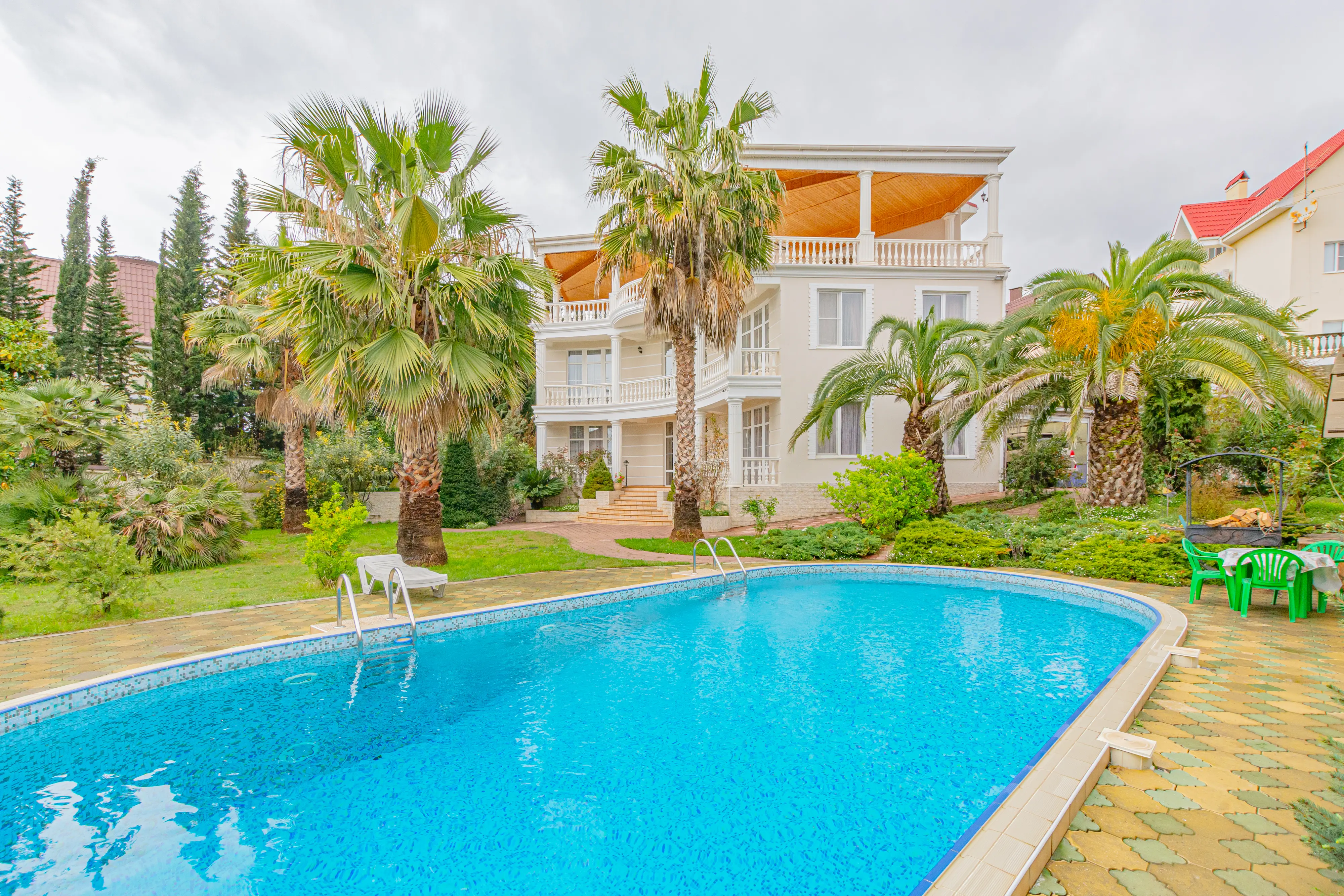 Продажа шикарного дома с бассейном и с видом ...