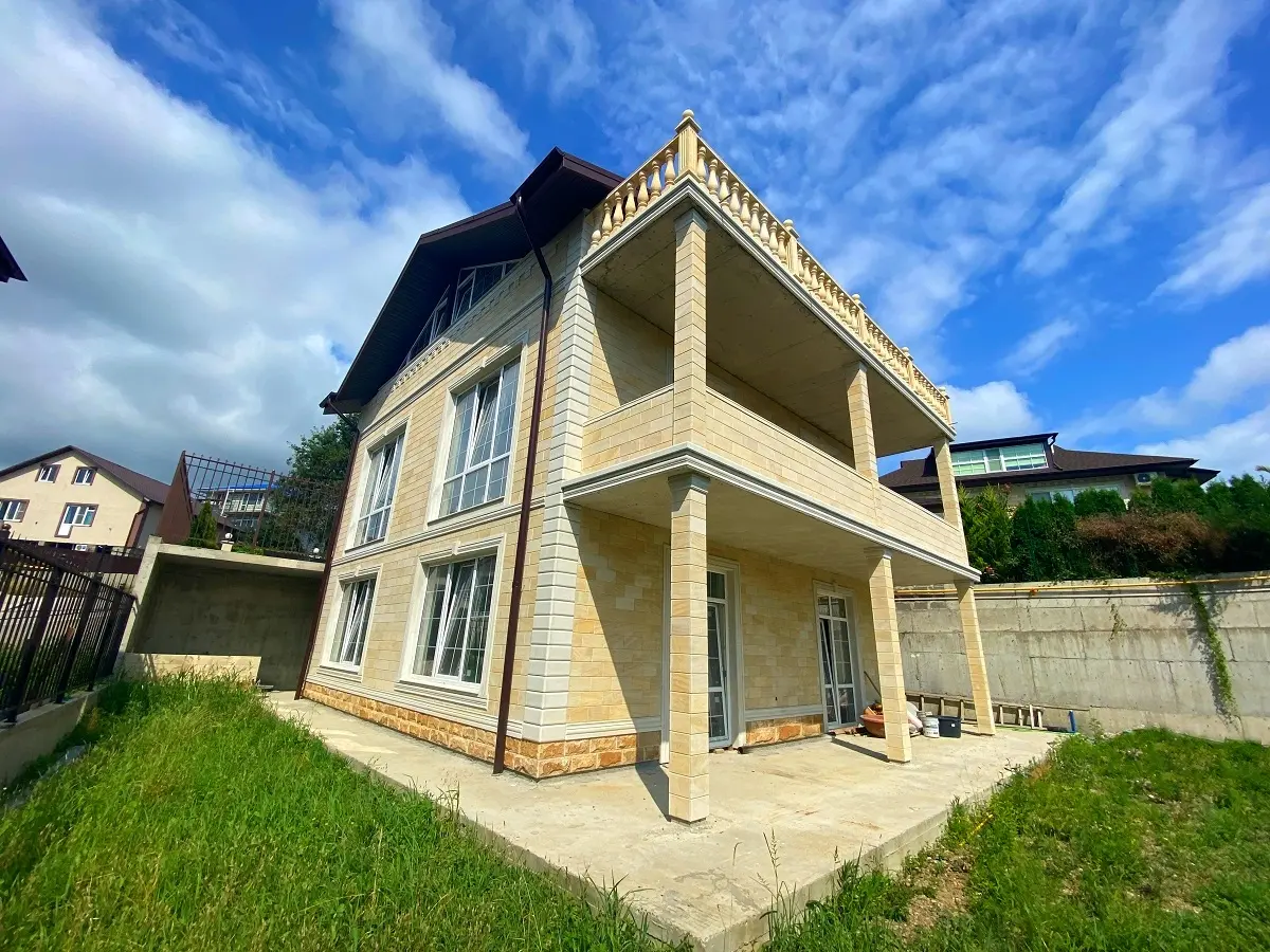 Большой красивый дом 