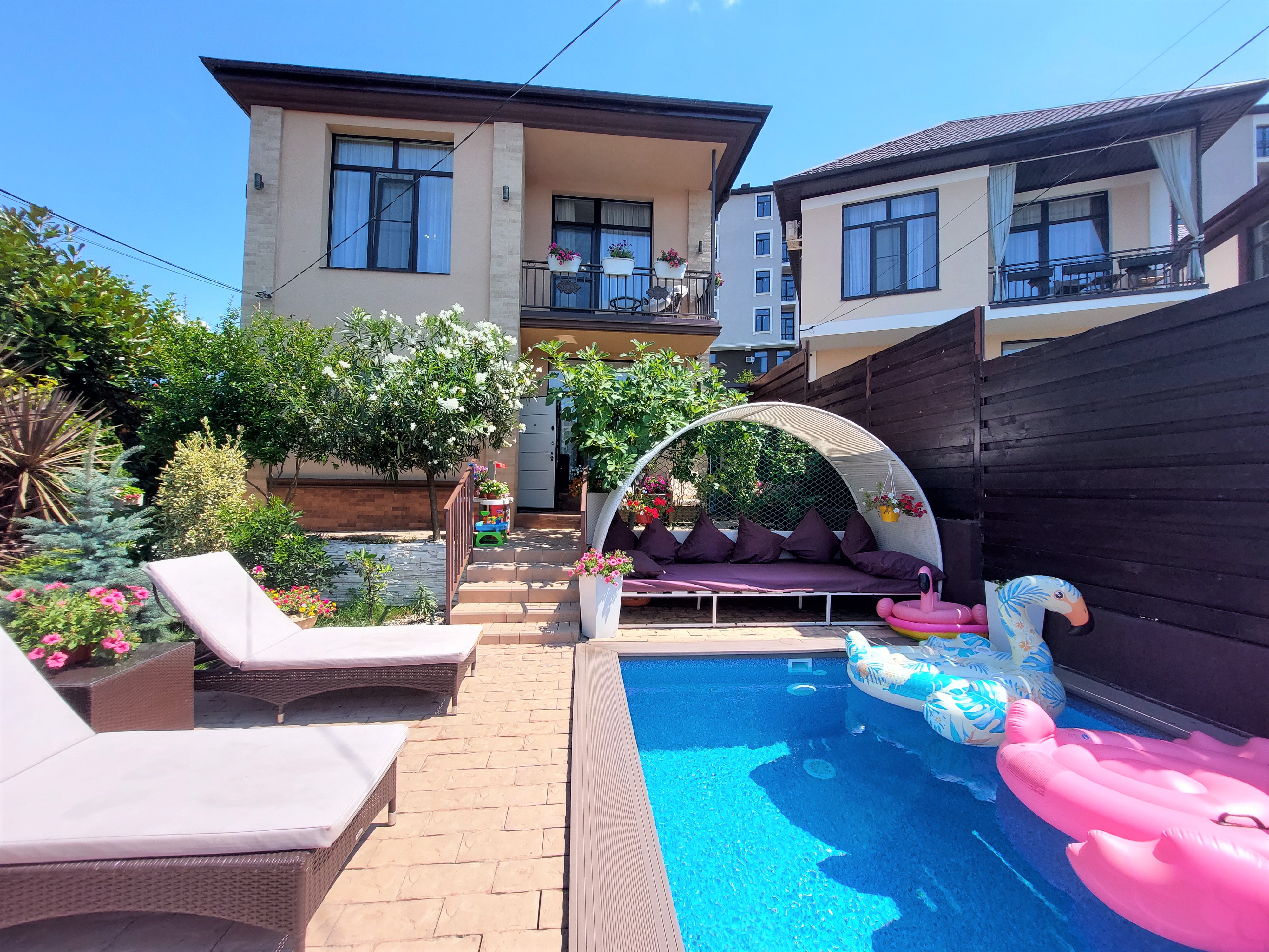 Шикарный дом с бассейном