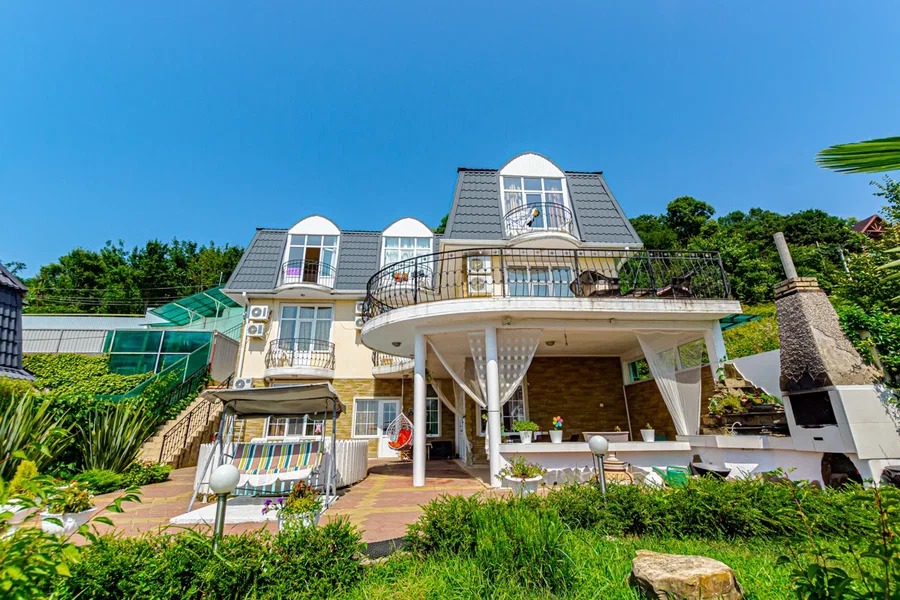 Дом с видом на море и кипарисы