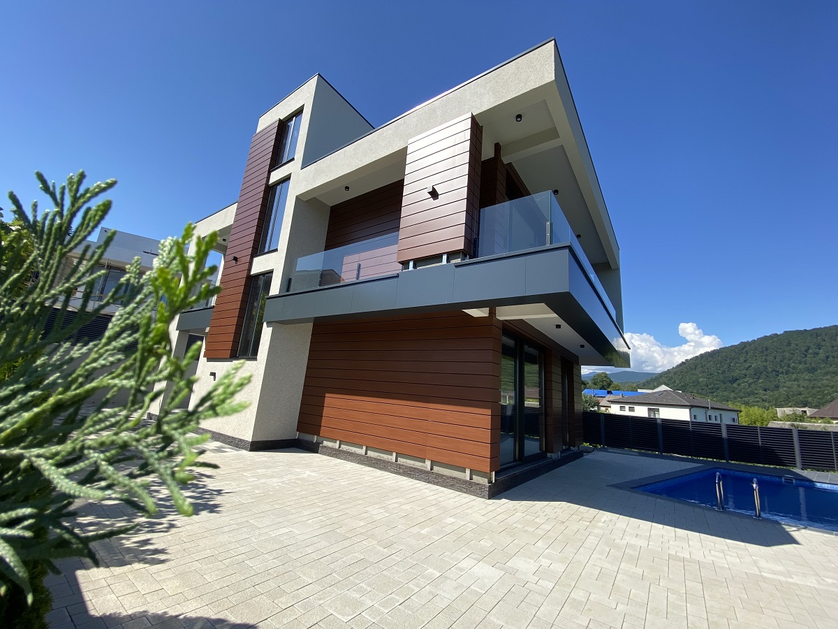 Новый современный дом с бассейном