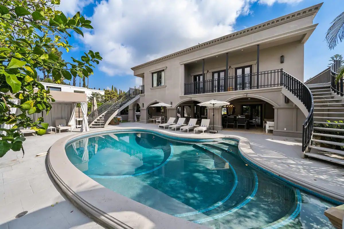 Вилла в классическом стиле с дизайнерским рем...