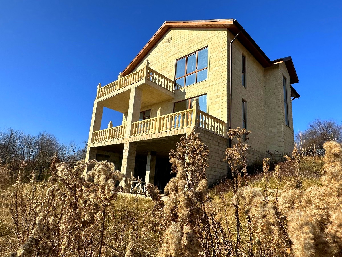 Дом с красивым видом на горы и море