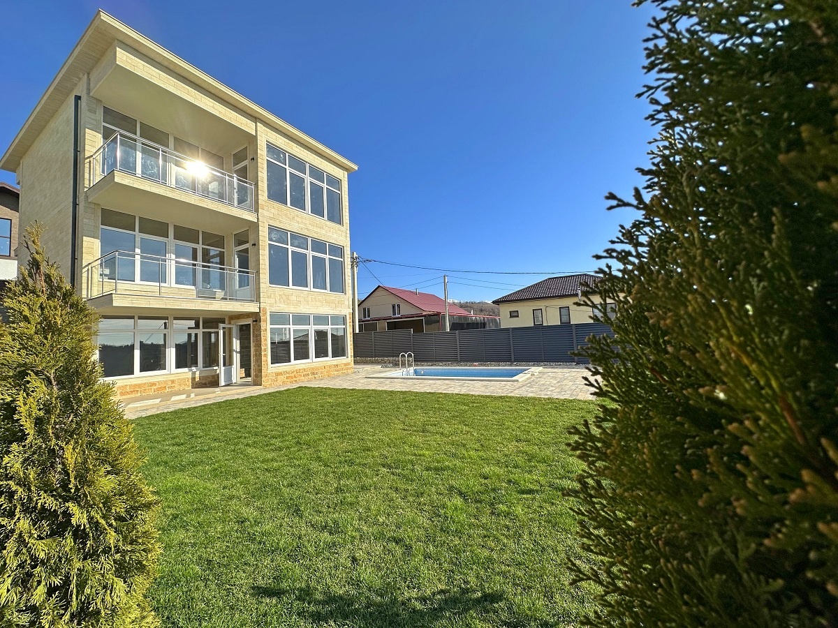 Новый коттедж с бассейном