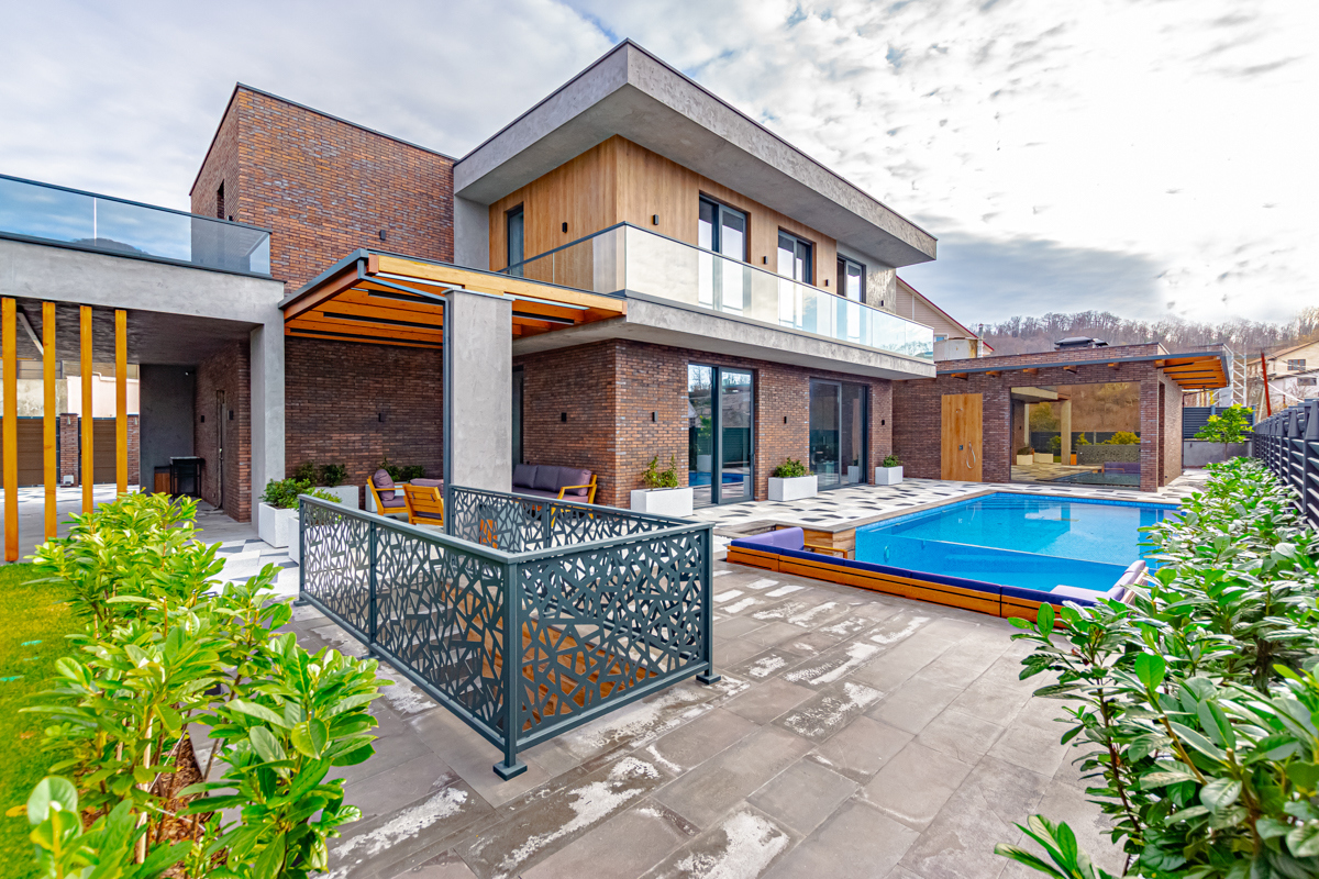 Дом с бассейном