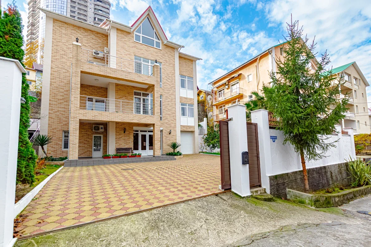 Английская усадьба в центре Сочи с фруктовым ...