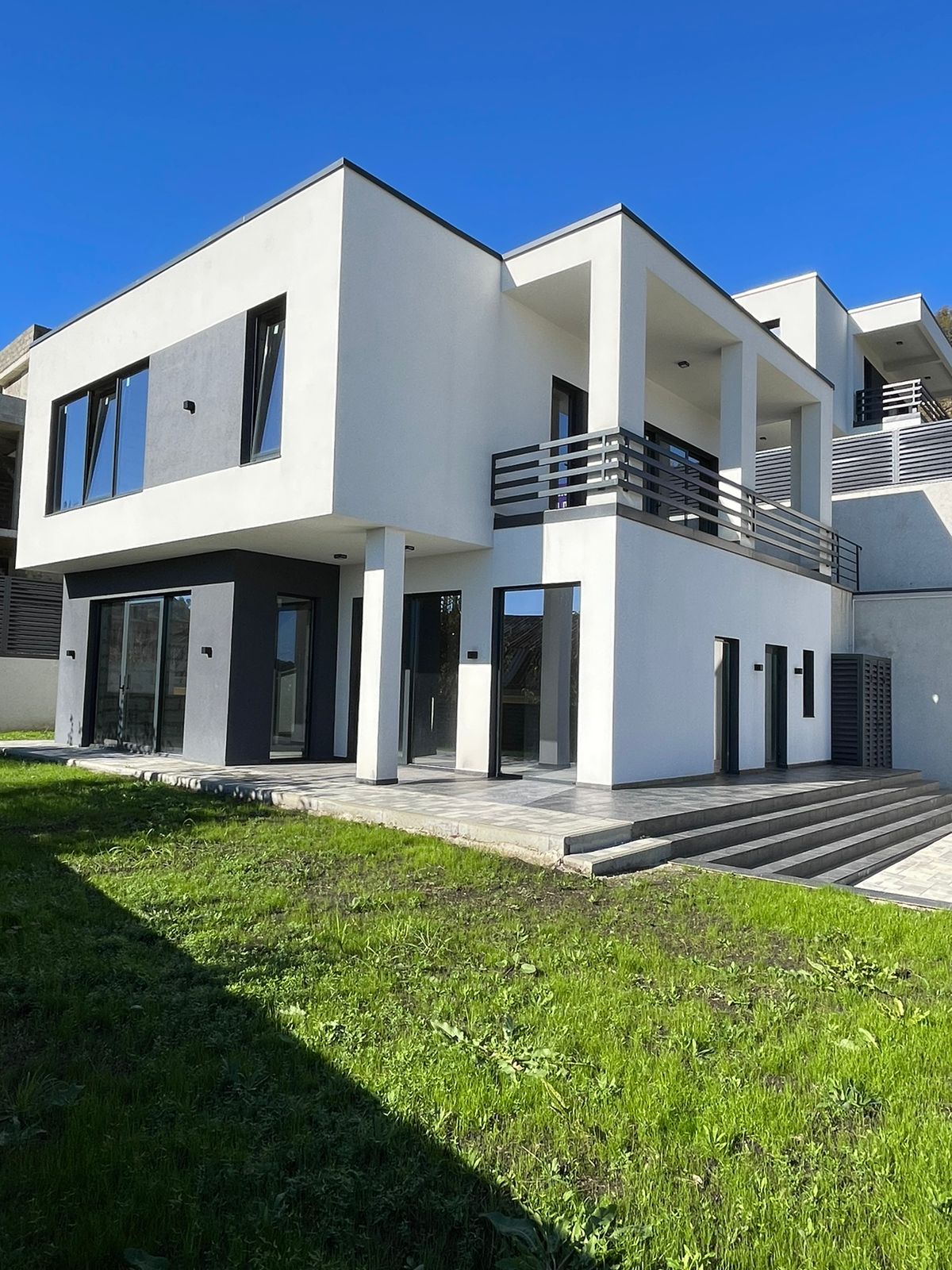 ДВУХЭТАЖНЫЙ ДОМ В СТИЛЕ HI-TECH 