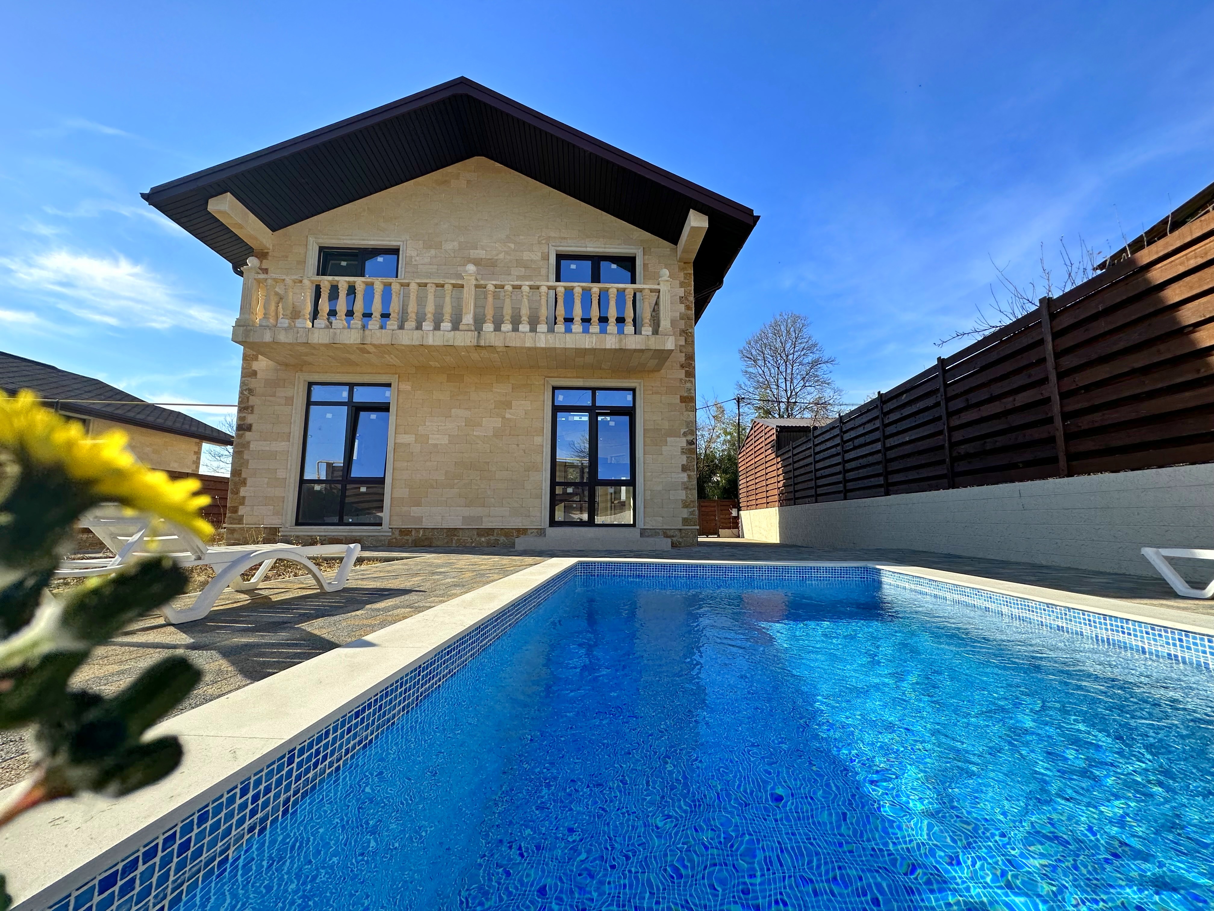 Дом с бассейном и прекрасным видом