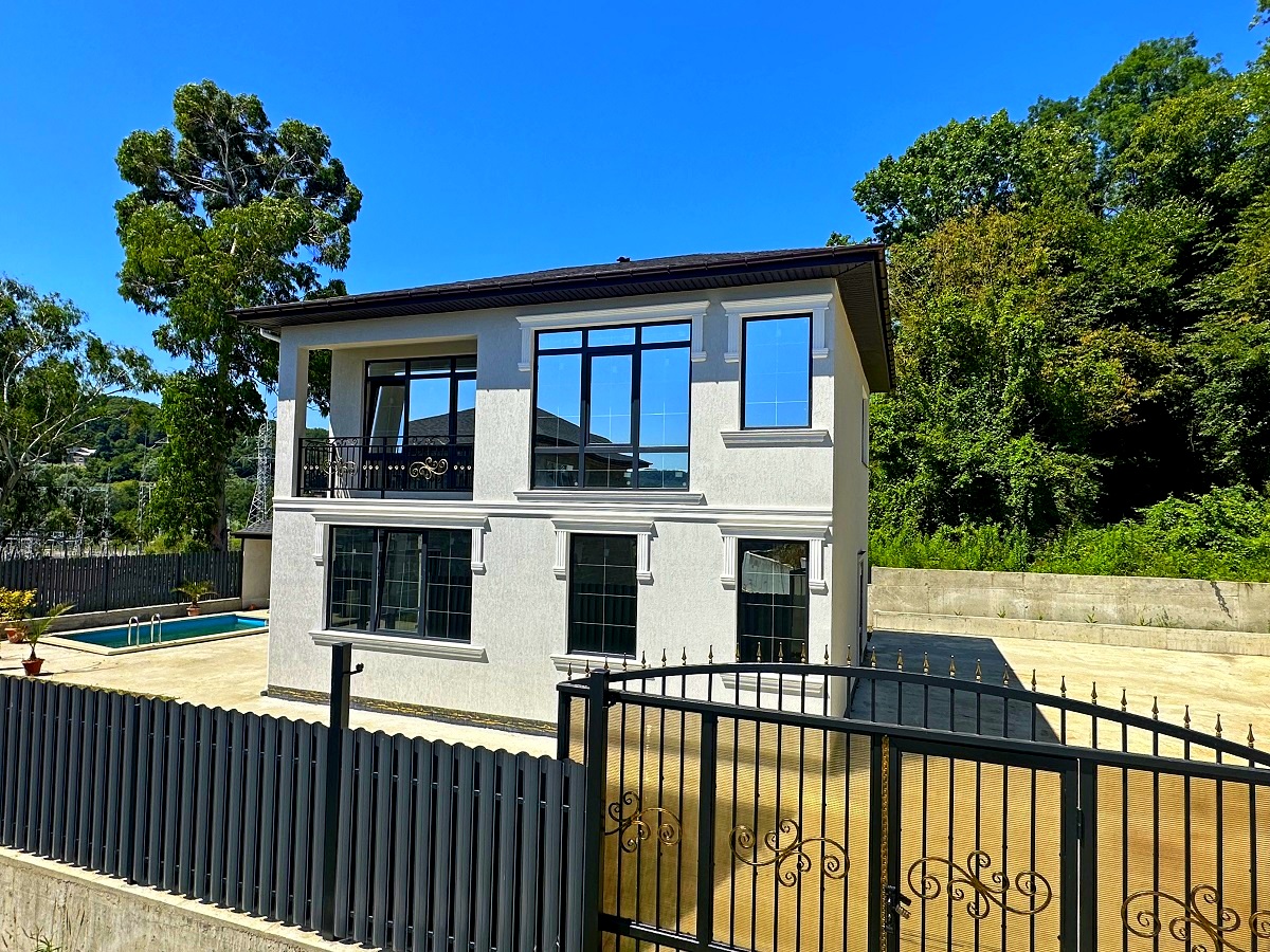 Дом с бассейном