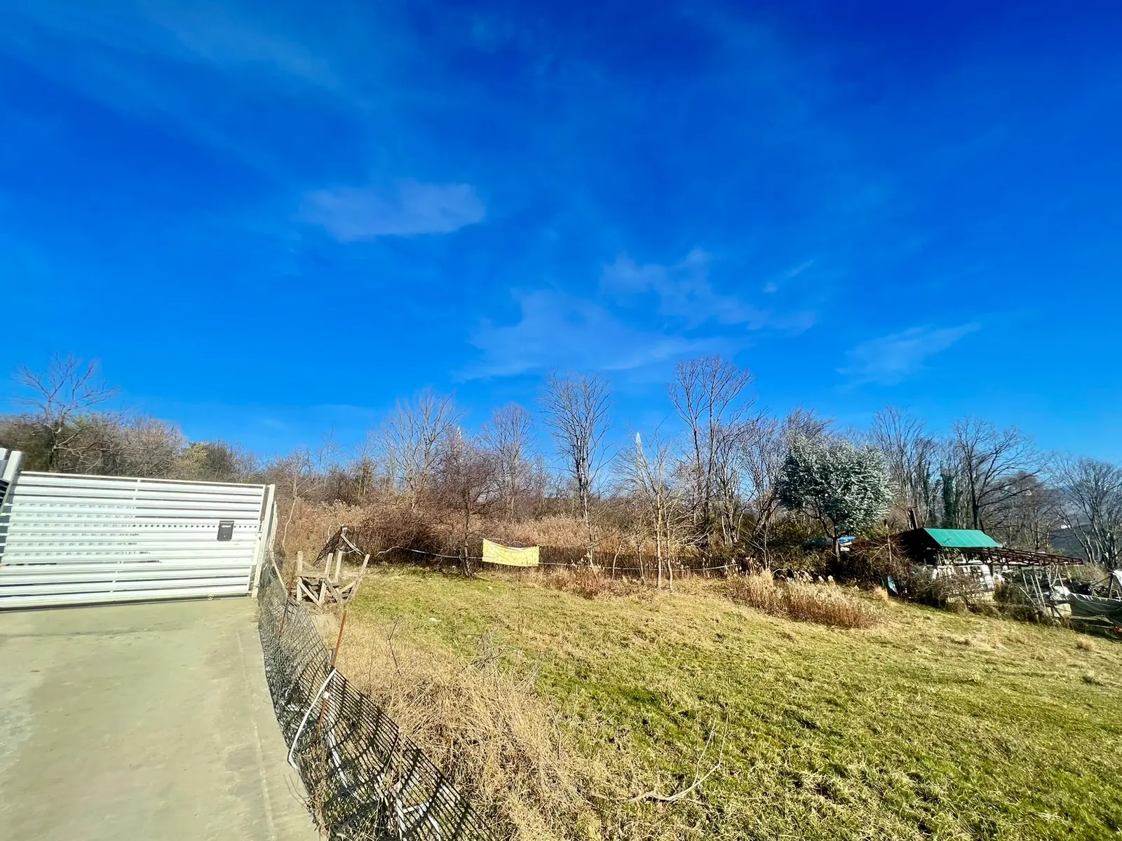 Участок рядом со школой с разрешением на 4 до...