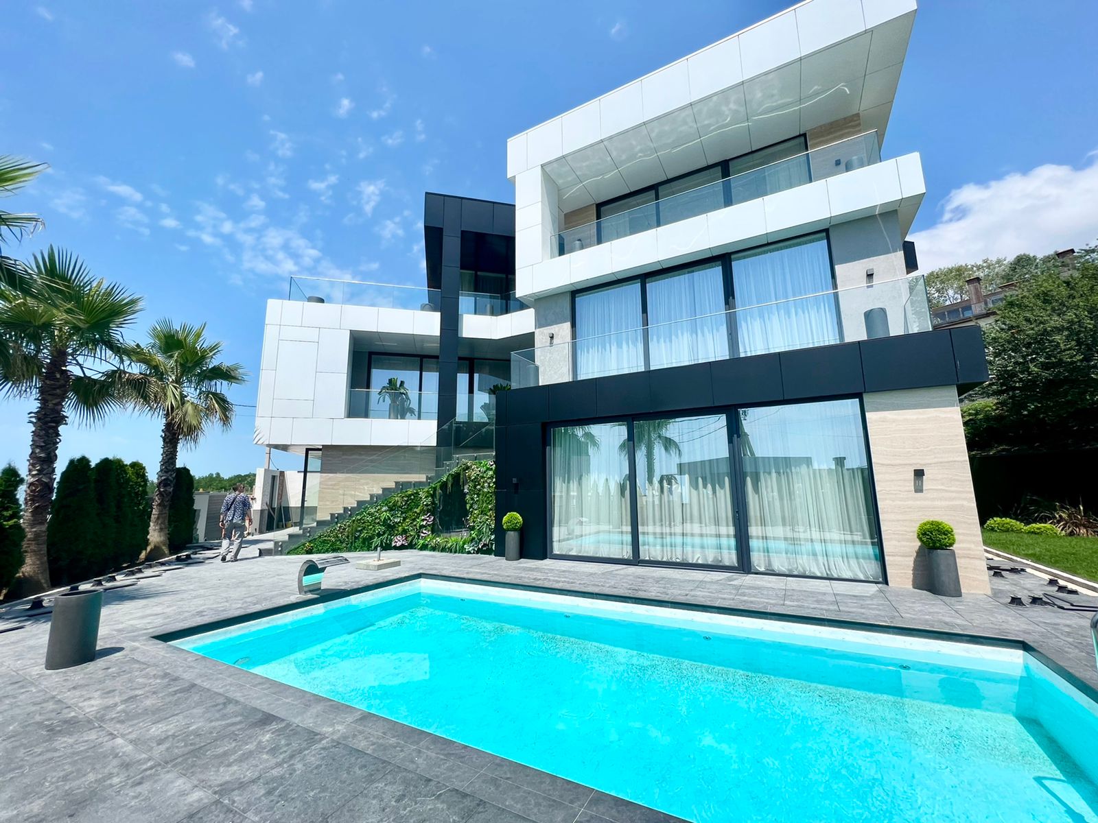 Роскошная Вилла в стиле Hi-Tech