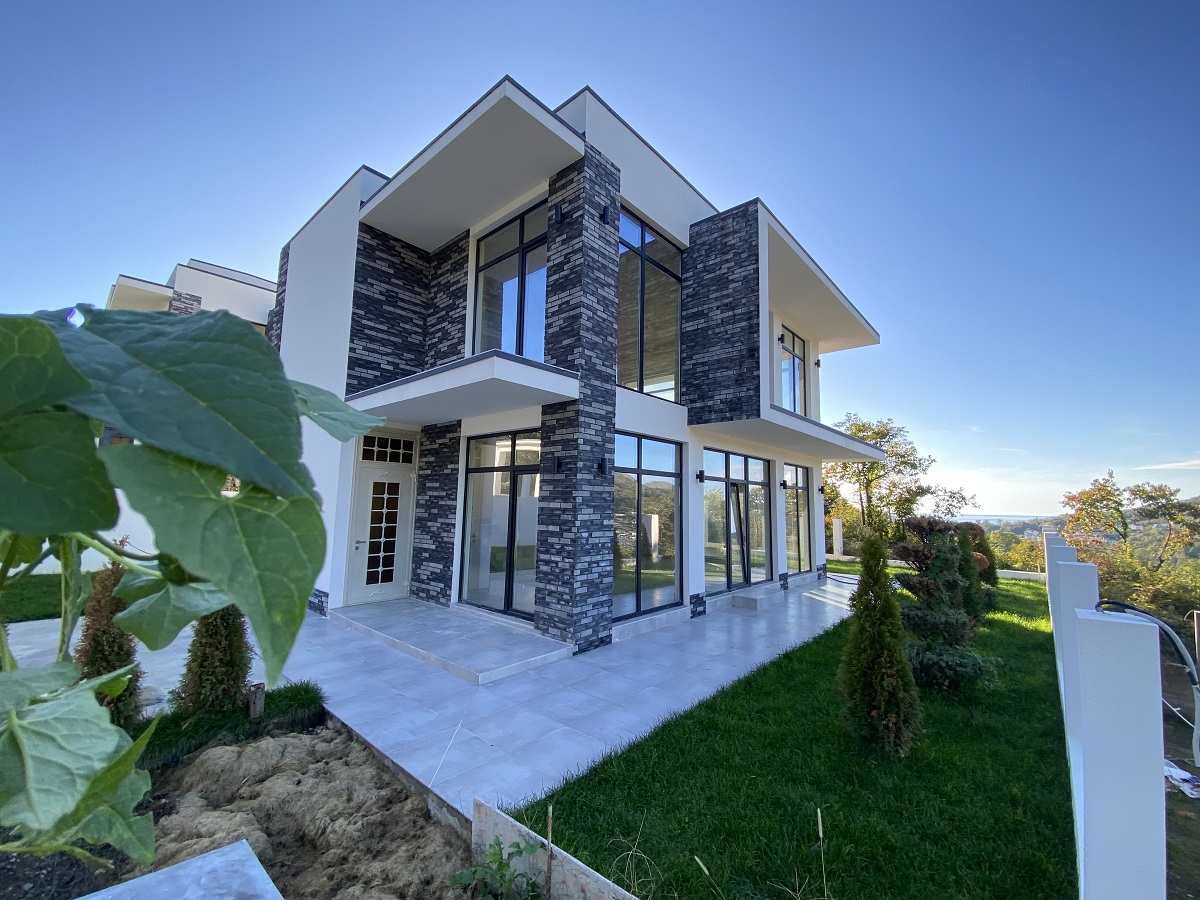 Дом с видом на море в поселке Лоо