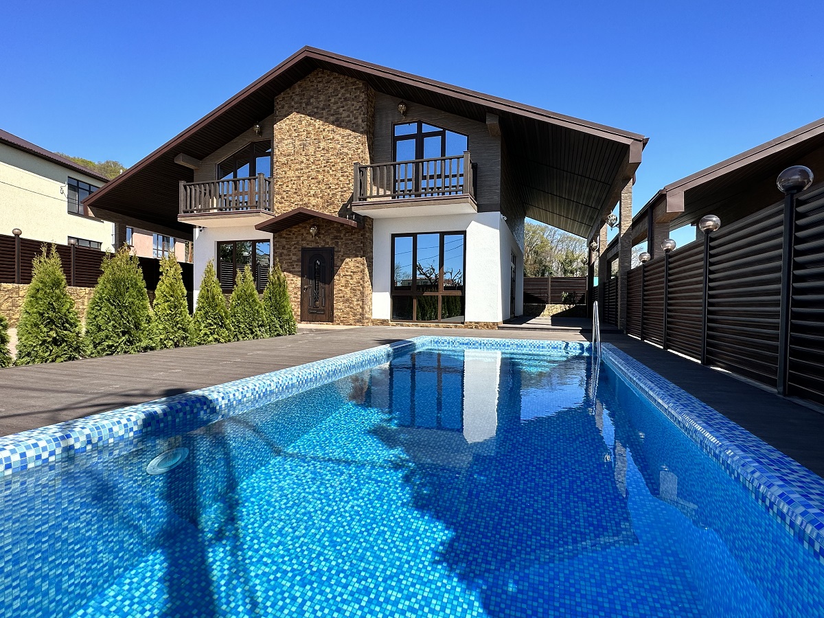 Новый дом с бассейном