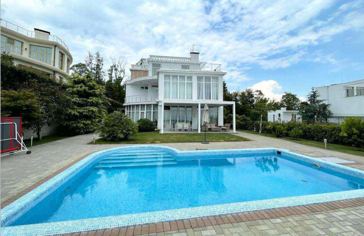 Вилла с ремонтом и мебелью в КП Лазурный бере...