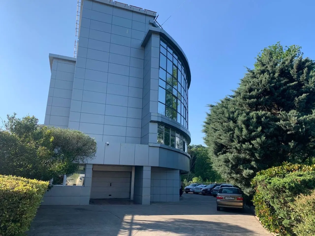 Здание в собственности с арендаторами 