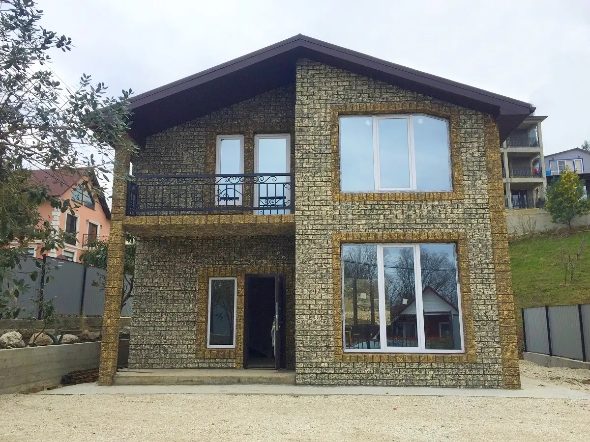 Небольшой новый дом