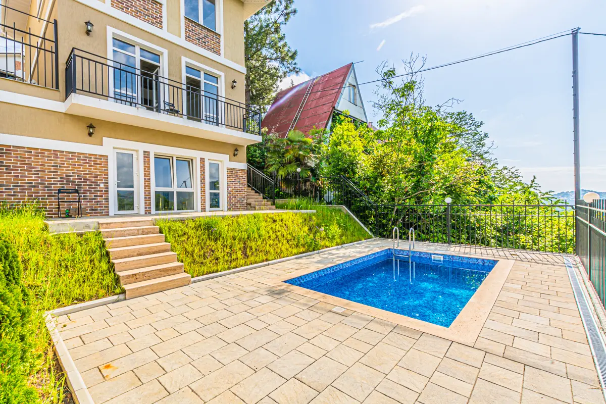 Дом с бассейном в Центральном районе Сочи