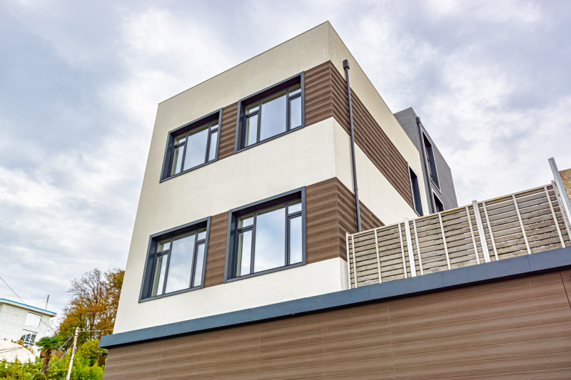 Загородный дом в окружении зелени и прямым ви...