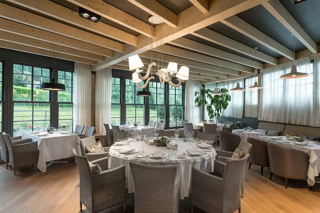 Действующий ресторан на берегу моря