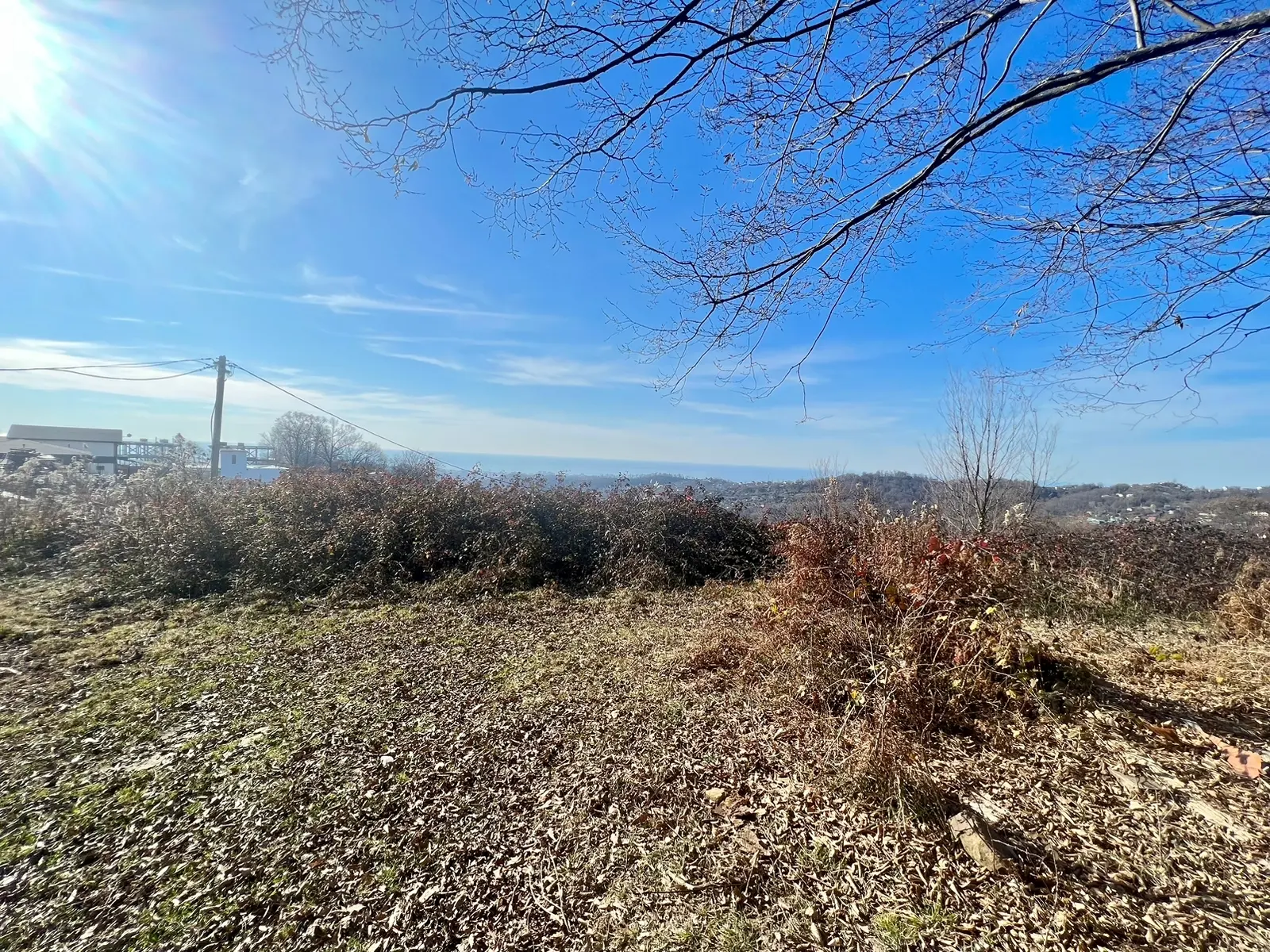 Вид с одной стороны на горы и скалы, а с друг...