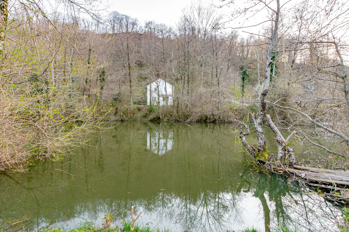 Прекрасный участок с собственным озером