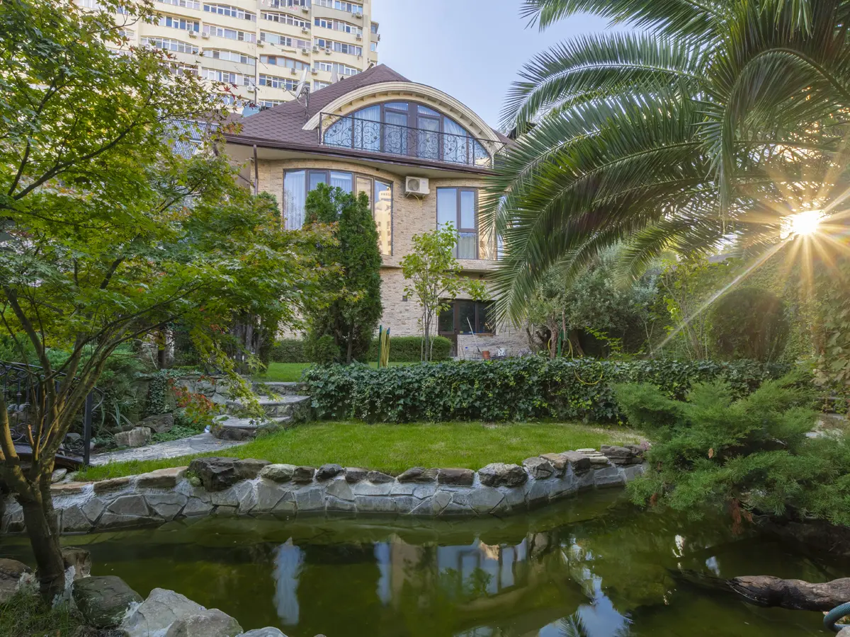 Продается уютный, просторный дом в центре г. ...