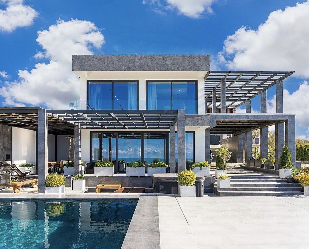 Дом в стиле хай-тек с новым ремонтом 