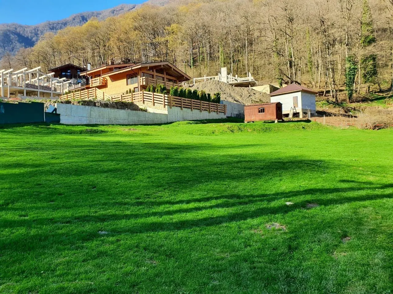 Ровный участок в центре Красной поляны 