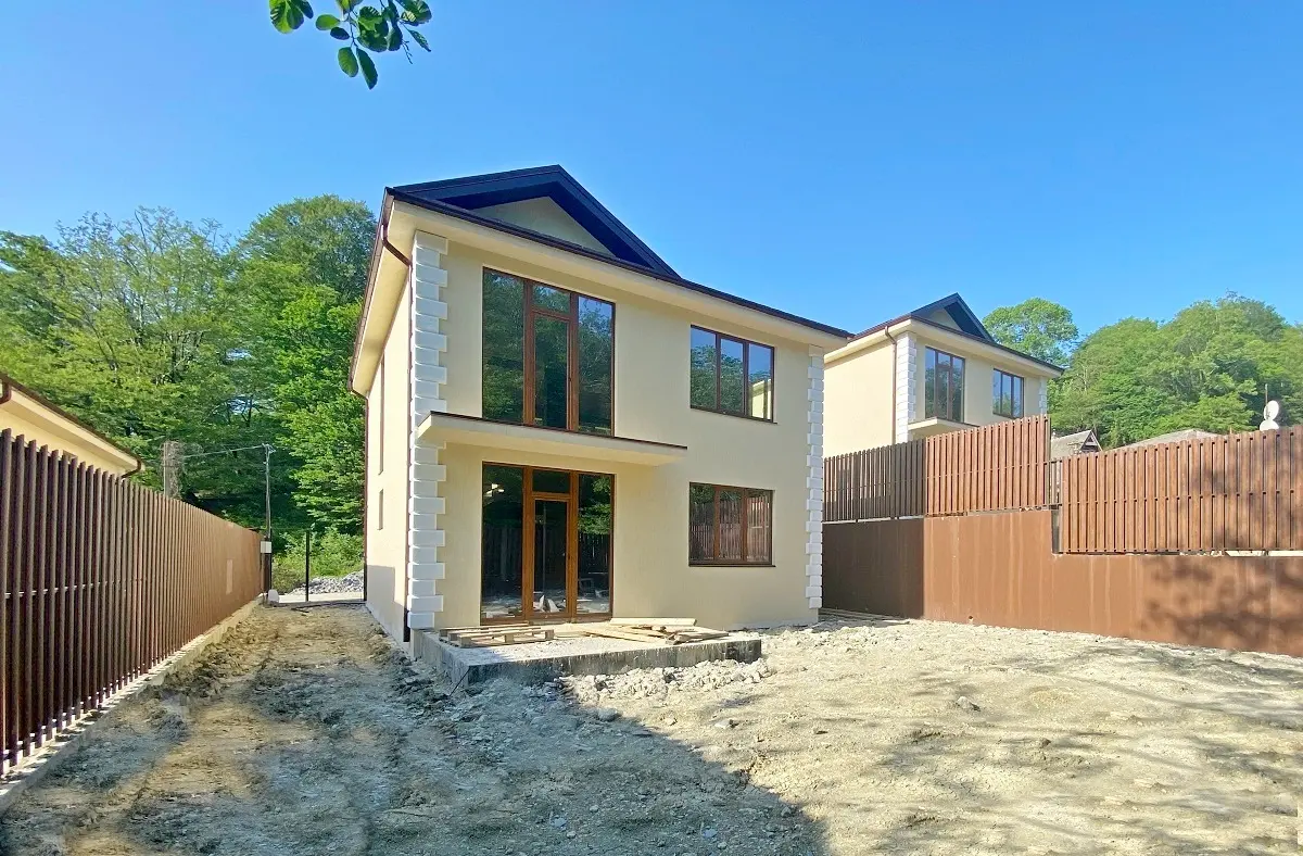 Коттеджный поселок граничащий с лесом