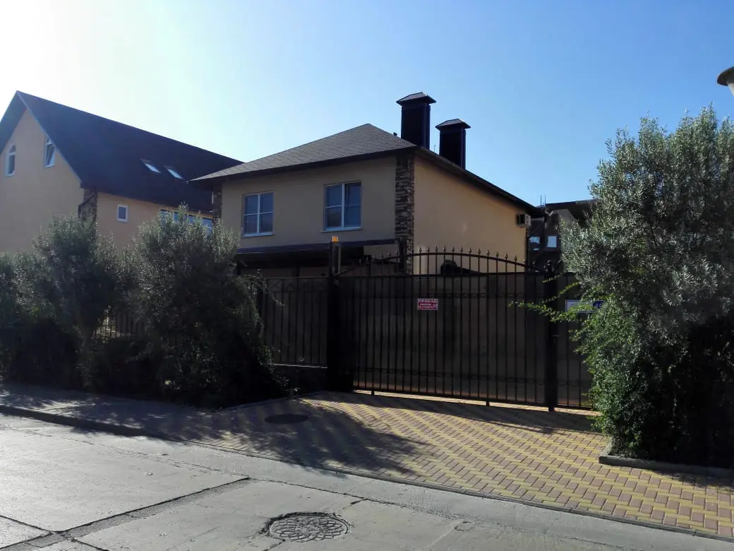 Дом с бассейном 