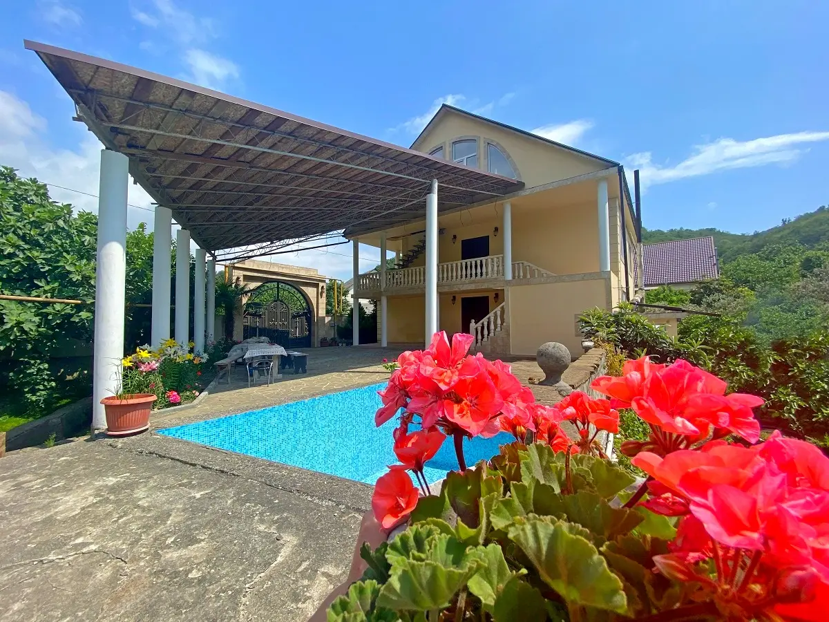 Дом, утопающий в зелени