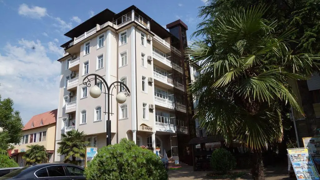 Действующий отель в историческом центре Адлер...