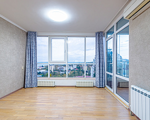 Трёхкомнатная квартира в центре Сочи с видом на море