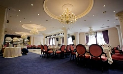 Шикарный отель с развлекательным комплексом в...