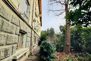 В продаже трехкомнатная квартира в сталинке.