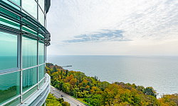 Изящная евро-трехкомнатная квартира с панорамным видом на море.