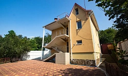 Дом в тихом районе с видом на горы