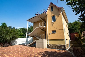 Дом в тихом районе с видом на горы