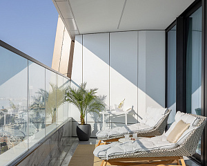 Дизайнерская квартира в морской стилистике с большой террасой  