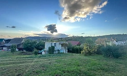 Великолепный участок с видом на море и горы